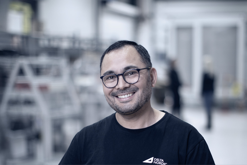DeltaNordic söker en beredare. Bilden visar en glad kille.